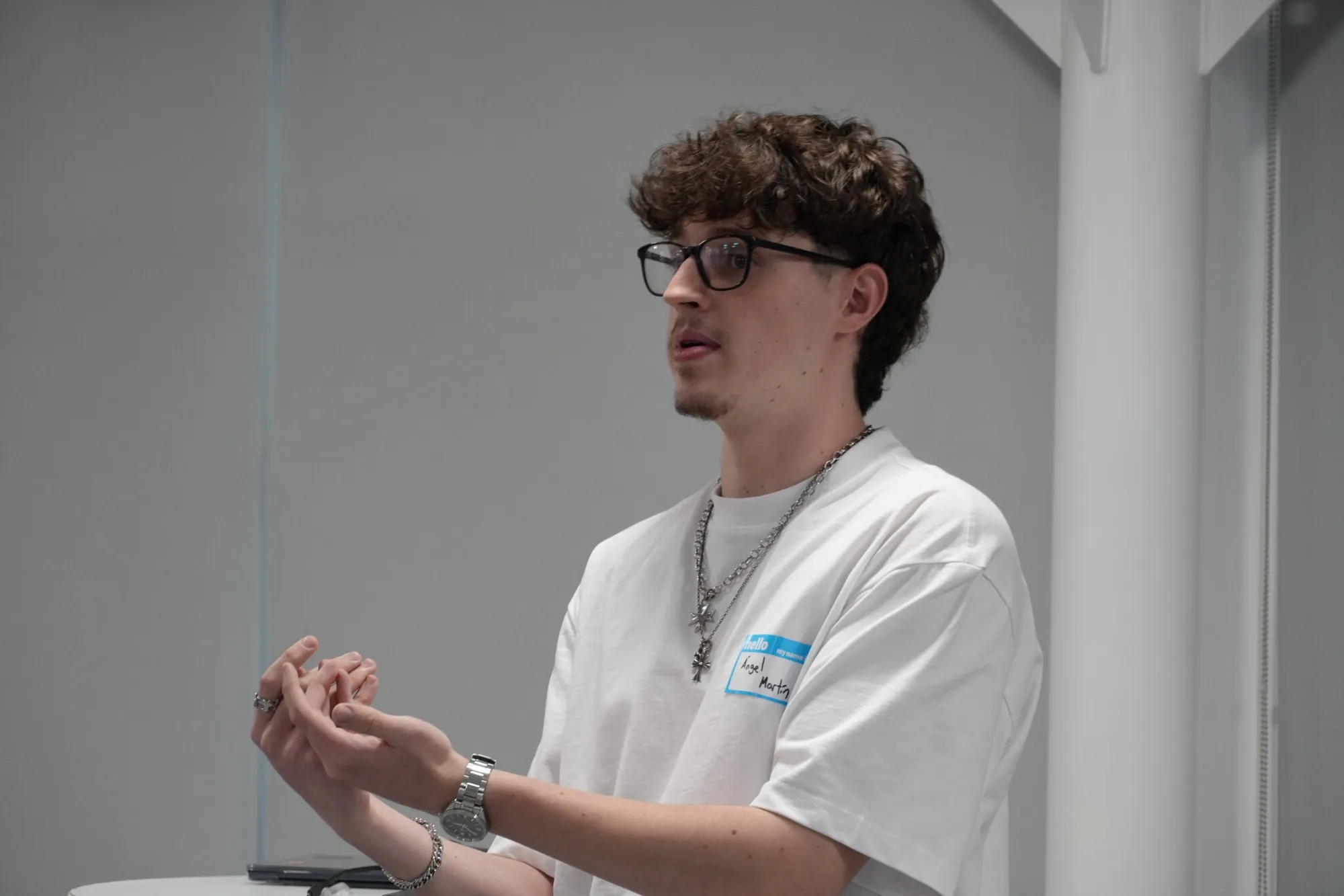 Ángel speaking during the pitch, hands raised in front of him